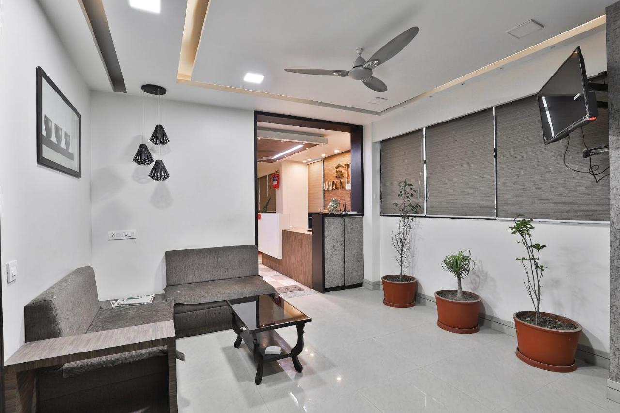 Oyo 23289 Hotel Anmol Palace Ahmedabad Exterior photo